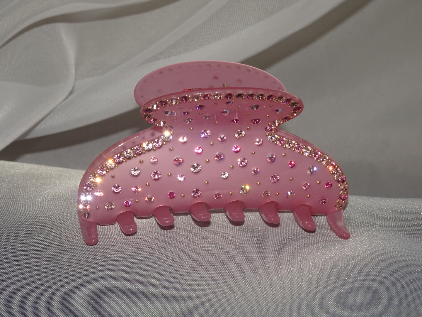 MC Davidian Ventrue Shiny Hair Clip GM holding thick hair in an updo — handmade in France